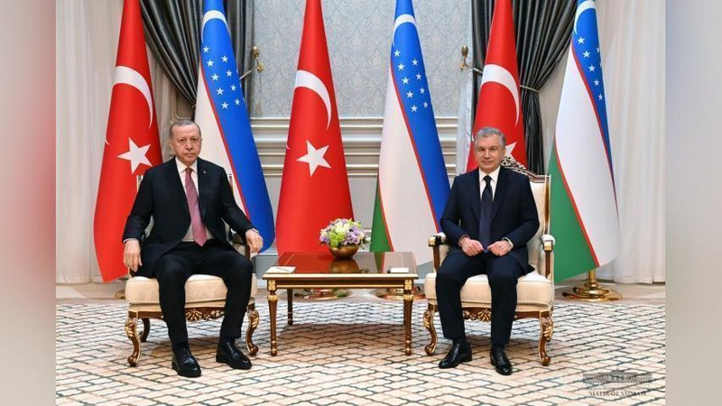 'Кўксарой қароргоҳида Шавкат Мирзиёев ва Режеп Таййип Эрдоған тор доирада музокаралар ўтказди'ning rasmi