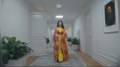 'Saida Mirziyoeva surxondaryolik qizni eskizi asosida tikilgan ko`ylakni kiyib uni hayratda qoldirdi'ning rasmi