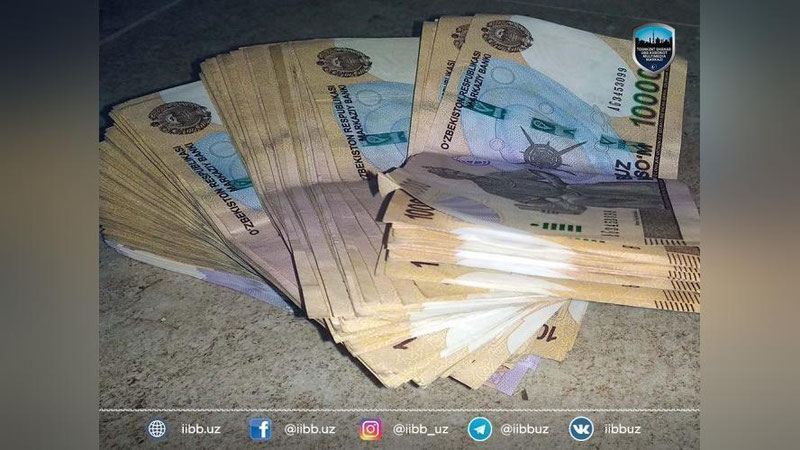 Изрображение 'В Ташкенте вор похитил инфокиоск Paynet, загрузив в свой автомобиль'