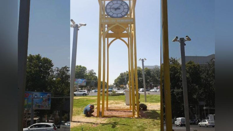 'Grand Mir mehmonxonasi oldidagi soatli minora olib tashlandi'ning rasmi
