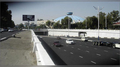 '​Шавкат Мирзиёев Шайхонтоҳур туманида олиб борилаётган ишлар билан танишмоқда'ning rasmi