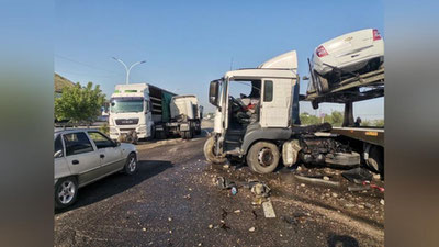 Изрображение 'Крупное ДТП в Джизакской области: повреждены 4 новых автомобиля, перевозимые автотрейлером'