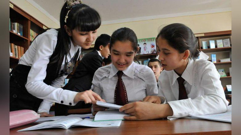 'O`zbekistondagi maktablarda qizlarga shim kiyishga ruxsat berildi'ning rasmi