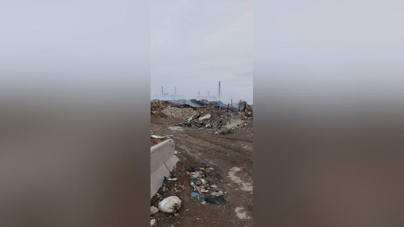 Изрображение 'Дымящаяся свалка отходов в сергелийской махалле: комментарий от Минэкологии'