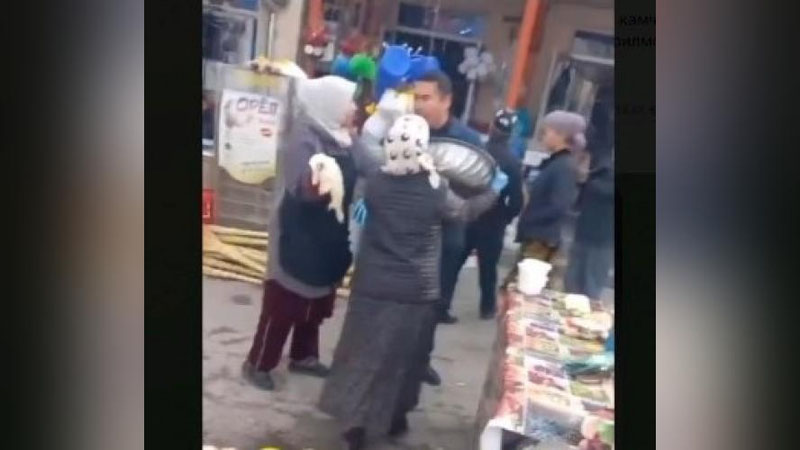 'Surxondaryoda bozorchi ayol soliqchi bilan janjallashdi (video)'ning rasmi