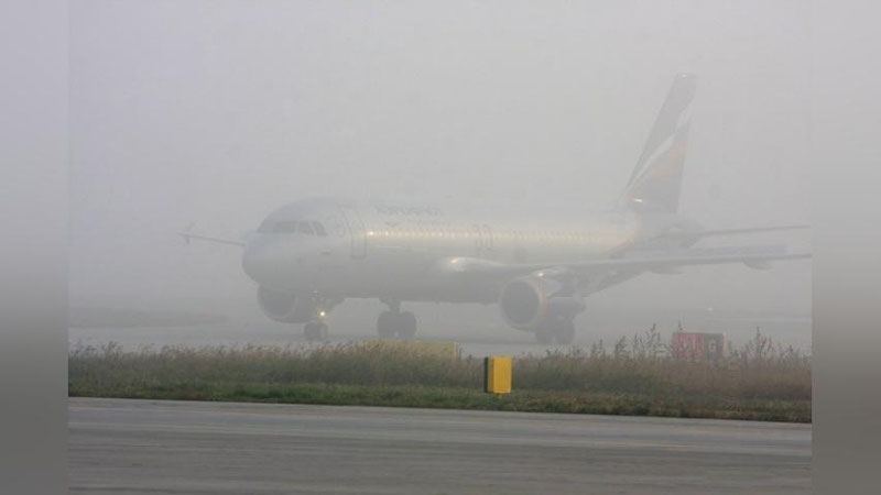'Qalin tuman tufayli kecha tunda yopilgan Samarqand aeroporti yana ish boshladi'ning rasmi