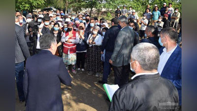 Изрображение 'Президент встретился с жителями махалли Кургантепа, первой принявшей удар стихии'