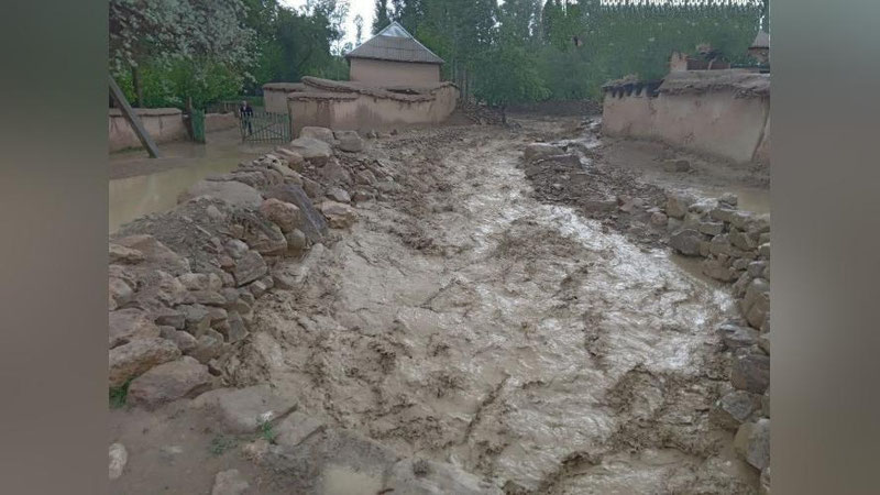 'Ярим тунда Узун туманига келган сув тошқини аҳоли хонадонларини босди'ning rasmi