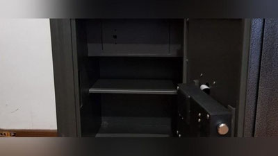 'Buxoroda uy ishchisi temir seyfni 15 millionsiz qoldirdi.'ning rasmi