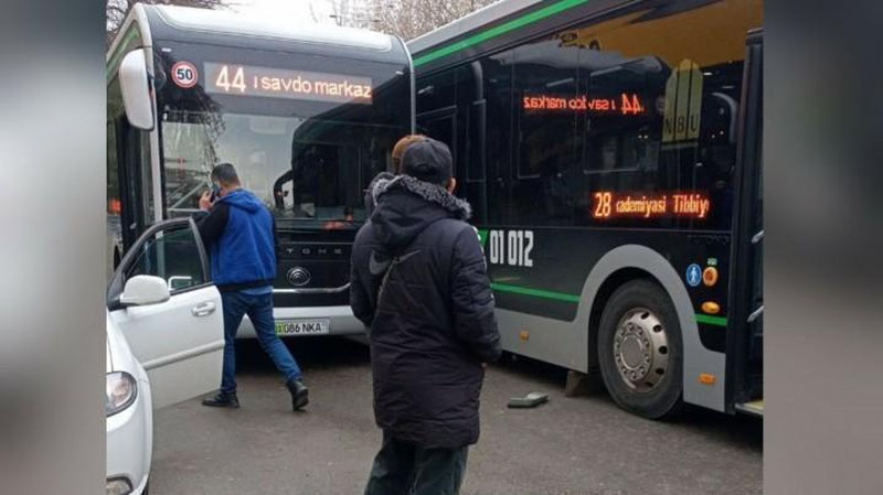 'Toshkentda ikki yo`lovchi avtobus bekatda o`zaro to`qnashdi'ning rasmi