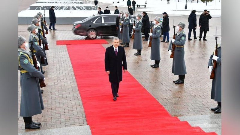 'Shavkat Mirziyoev Nur-Sulton shahridagi "Vatan himoyachilari” monumentiga gul qo`ydi (foto)'ning rasmi