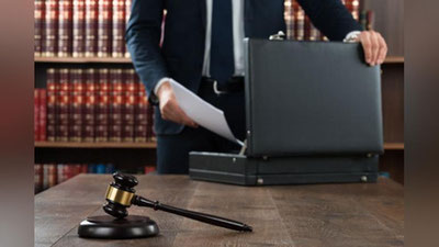 'Advokatlik faoliyati bilan shug`ullanish istagidan bo`lgan talabgorlardan so`raladigan kamida ikki yillik ish stajiga ega bo`lishi talabi bekor qilinmoqda'ning rasmi