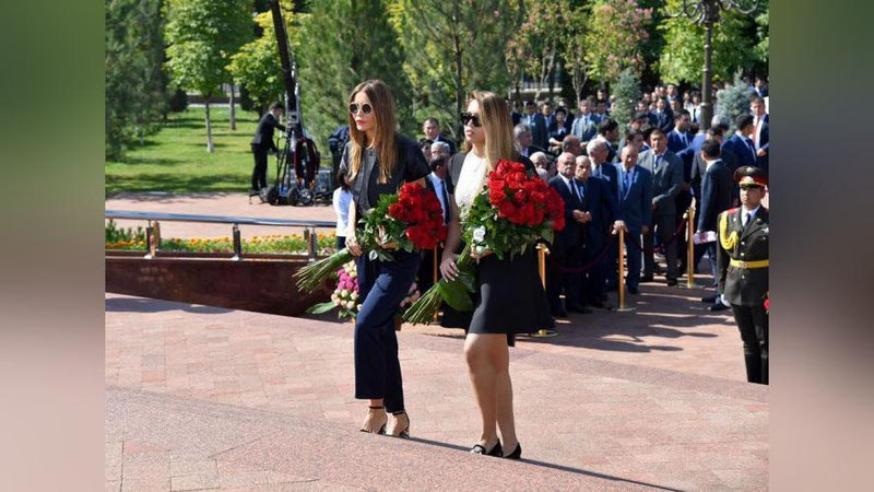 'GULNORA KARIMOVANING QIZI IMON BOBOSI ISLOM KARIMOVNING HAYKALI OChILIShIDA IShTIROK ETDI'ning rasmi
