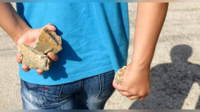 'АҚШда мактаб ўқувчиларини тош билан қуроллантиришди'ning rasmi