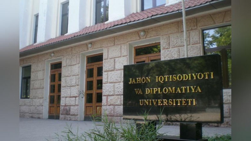 'Maksimal ball to`plab, Diplomatiya universitetiga "kontrakt"ga o`qishga kirgan talabalar Prezident imtiyozi asosida grantda o`qiydigan bo`ldi'ning rasmi