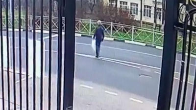 Изрображение 'В Мытищах водитель убил пешехода, мешавшего ему проехать (видео, 18+)'