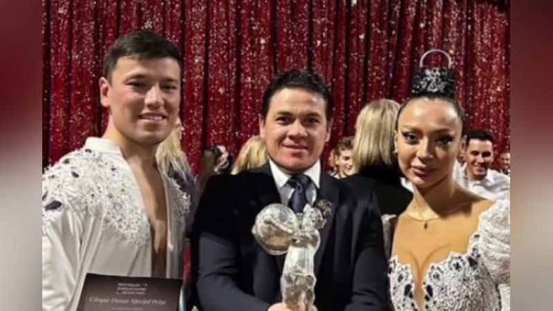 'O`zbekistonlik sirkchilar tishlarida osilish bo`yicha jahon rekordini o`rnatishdi'ning rasmi