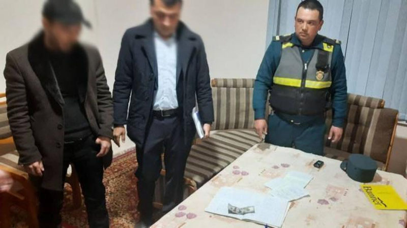 'Samarqandda inspektor avtomashinasini jarima maydonchasidan chiqarib berish evaziga pora bermoqchi bo`lgan haydovchini "ushlab" berdi'ning rasmi