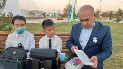 'Zoir Mirzaev Rossiyada chiqindi yig`ib, onasini boqqan 11 yoshli bolaga 20 mln pul va o`quv qurollari sovg`a qildi'ning rasmi