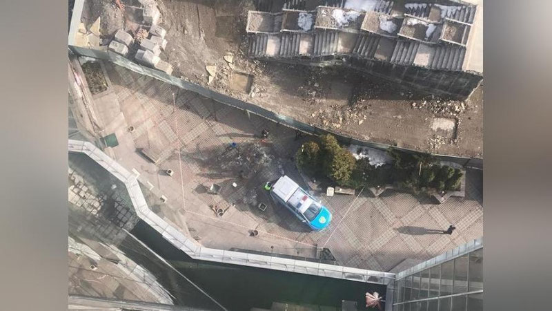 '12-qavatdan tushib ketgan erkak vafot etdi'ning rasmi