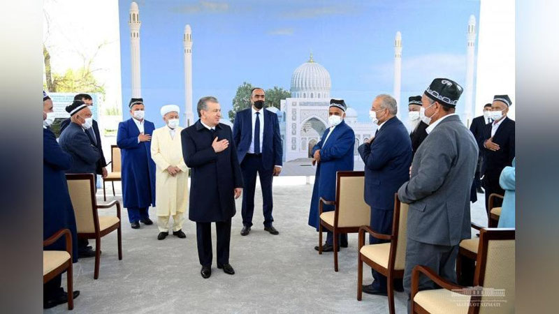 'Prezident Imom Buxoriy ziyoratgohning yangi majmuasida boshlangan qurilish ishlarini borib ko`rdi. Nuroniy va ziyolilar bilan uchrashdi'ning rasmi