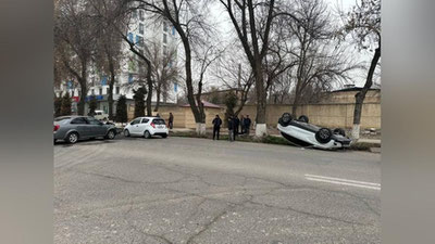 Изрображение 'ДТП в Ташкенте: Lada Vesta от удара перевернулась'