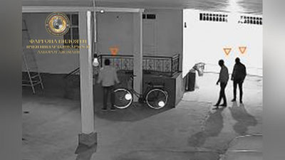 'Quvada niqoblangan bosqinchilar yotoqxonada yotgan er-xotinni do`pposladi'ning rasmi