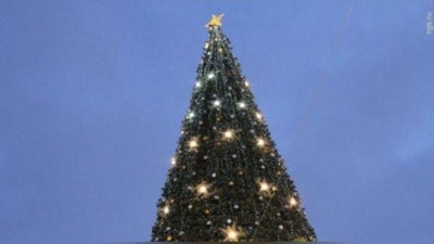 Изрображение 'ВЫСОТА ГЛАВНОЙ ЕЛКИ САМАРКАНДА СОСТАВИЛА 26 МЕТРОВ'