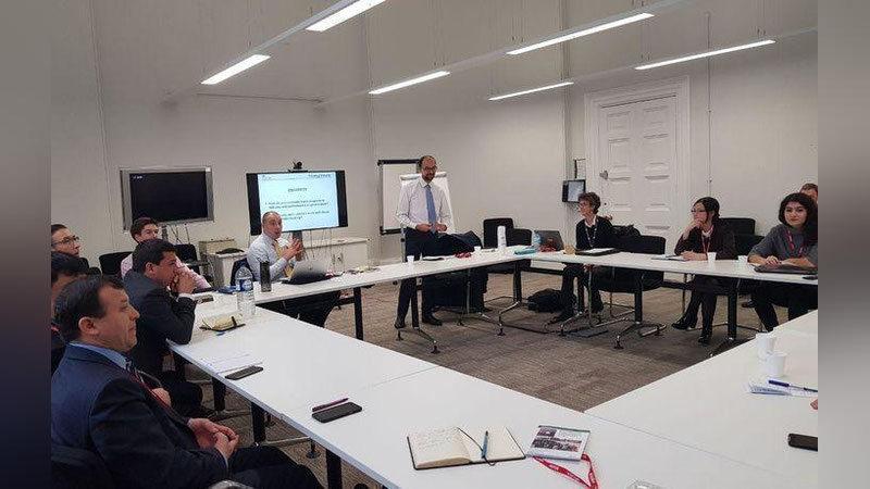 'Adliya vazirligi vakillari Londonda Buyuk Britaniya davlat tizimi bilan tanishmoqda'ning rasmi