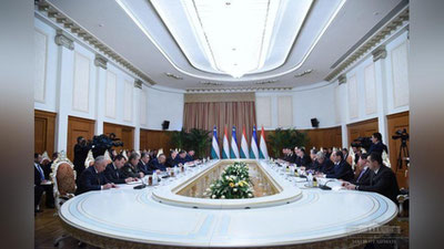 'Шавкат Мирзиёев ва Имомали Раҳмон музокараларни кенгайтирилган таркибда давом эттирдилар 'ning rasmi