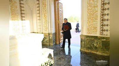 'Shavkat Mirziyoev Islom Karimov qabrini ziyorat qildi(foto)'ning rasmi