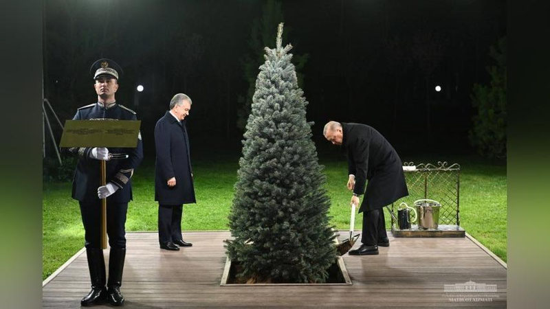 Изрображение 'Президенты Узбекистана и Турции вместе посадили дерево в резиденции Куксарой'