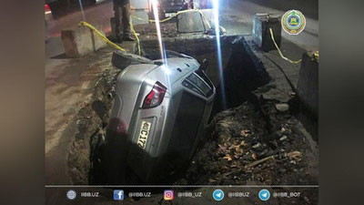 Изрображение 'В Ташкенте "Нексия" упала в яму, вырытую для ремонта газопровода'