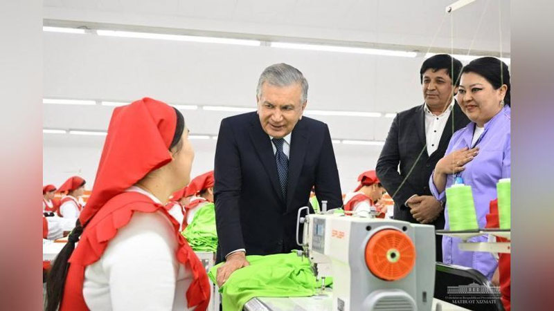 'Prezident Xorazmdagi to`qimachilik korxonasi faoliyati bilan tanishdi'ning rasmi
