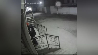 'Kattaqo`rg`onda qorbobo shapkasini kiygan yigit do`konda o`g`rilik qildi'ning rasmi