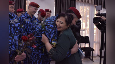 'Xotin-qizlar qo`mitasi va Mudofaa vazirligi askarlarning onalariga kutilmagan sovg`a hozirladi'ning rasmi