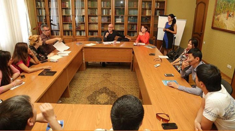 Изрображение 'Французский оператор Региз Гезельбаш в Ташкенте провел тренинг для операторов «Салом ТВ»'