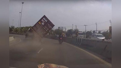 'Motosiklchi o`zi tomon og`ayotgan furadan arang qutulib qoldi (Video) 'ning rasmi