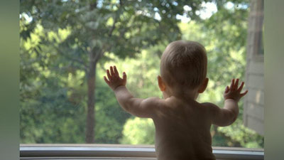 'Uch yashar bola 10 metr balandlikdan yiqilib tirik qoldi (Video)'ning rasmi