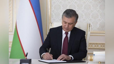 'Shavkat Mirziyoev yangi qarorga imzo chekdi'ning rasmi