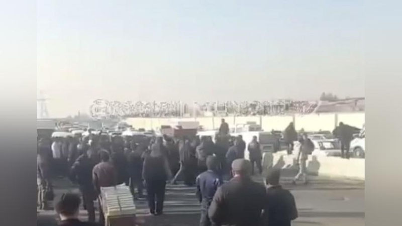 'Қўйлиқ бозори бузилишидан норози бўлиб йўлни тўсган бозорчилар қамоққа олинган(видео)'ning rasmi