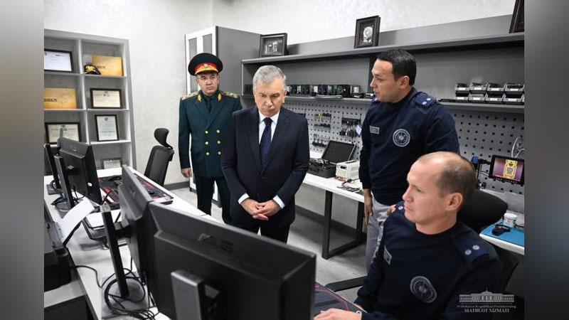 Изрображение 'Шавкат Мирзиеёв посетил Единый центр оперативного управления ГУВД Ташкента'