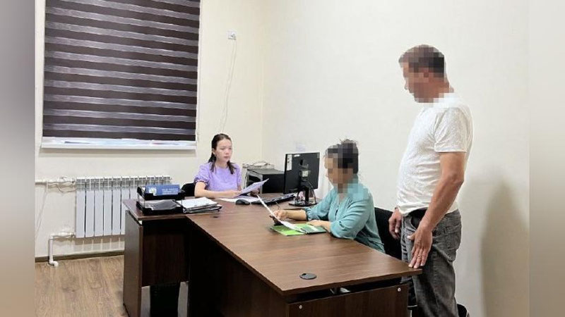'Тахиатошлик ота суд залида фарзандларига алимент ўрнига уй ҳадя қилди'ning rasmi