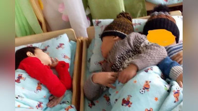 Изрображение 'МДО объявило постановочным фото из детсада со спящими детьми в теплой одежде'