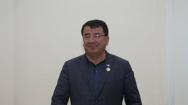 Изрображение 'Хоким Сурхандарьи награжден нагрудным знаком МНО'