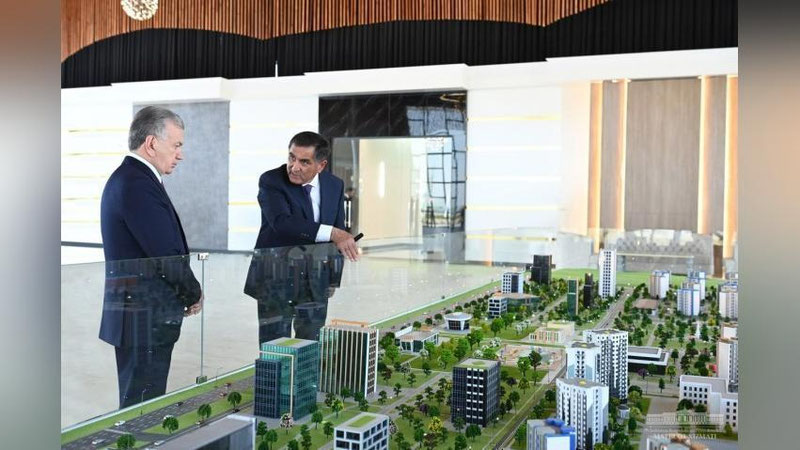 Изрображение 'Шавкат Мирзиёев посетил строящийся массив «Янги Узбекистон» в Джизакской области'