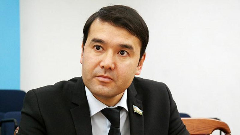 '"Tak chto" bilib qo`ying, sizning  yangi uy yoki ishxonangizni g`ishtlari juda ko`p qurbonlik  hisobiga bo`layapti — Rasul Kusherbaev'ning rasmi