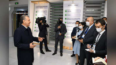 Изрображение 'Президент Узбекистана наградил работников СМИ в преддверии профессионального праздника'