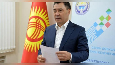 'Sadir Japarov MSKga hujjatlarini taqdim etdi. Saylov 10 yanvar kuni bo`lib o`tadi'ning rasmi