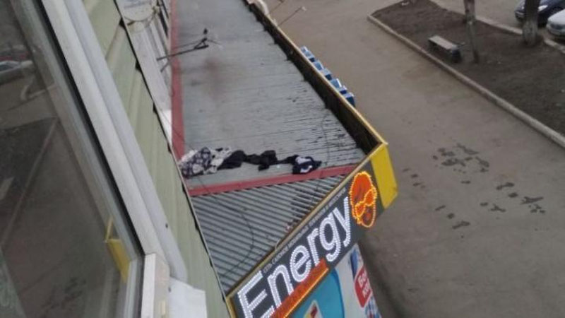 Изрображение 'В РОССИЙСКОМ БИЙСКЕ МУЖЧИНА СОРВАЛСЯ С 4-ГО ЭТАЖА, СПУСКАЯСЬ ПО ВЕРЕВКЕ (ВИДЕО)'